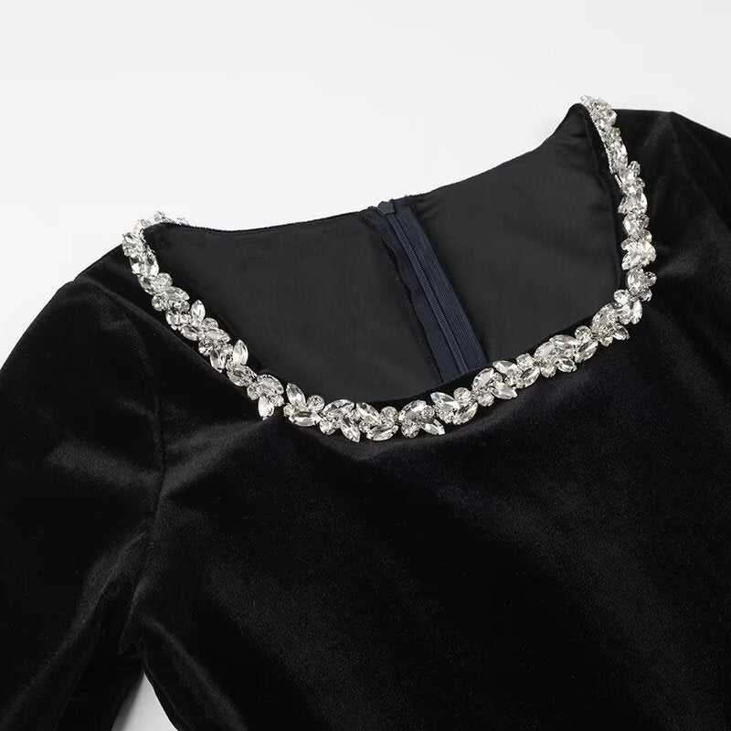 Elegant långärmad klänning med fyrkantig halsringning