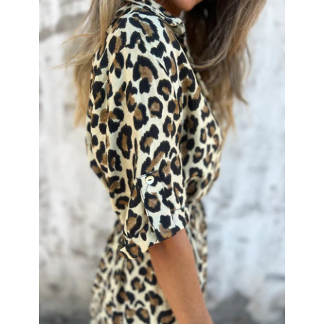 Maxiklänning med V-ringning och leopardmönster