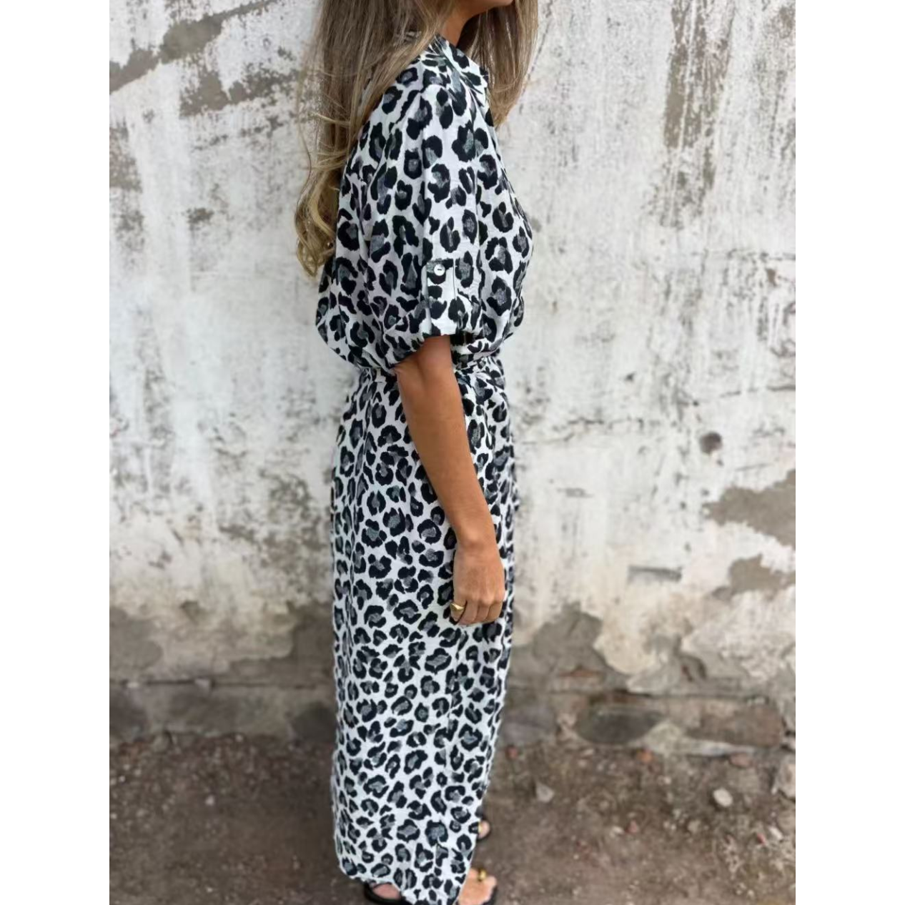 Maxiklänning med V-ringning och leopardmönster