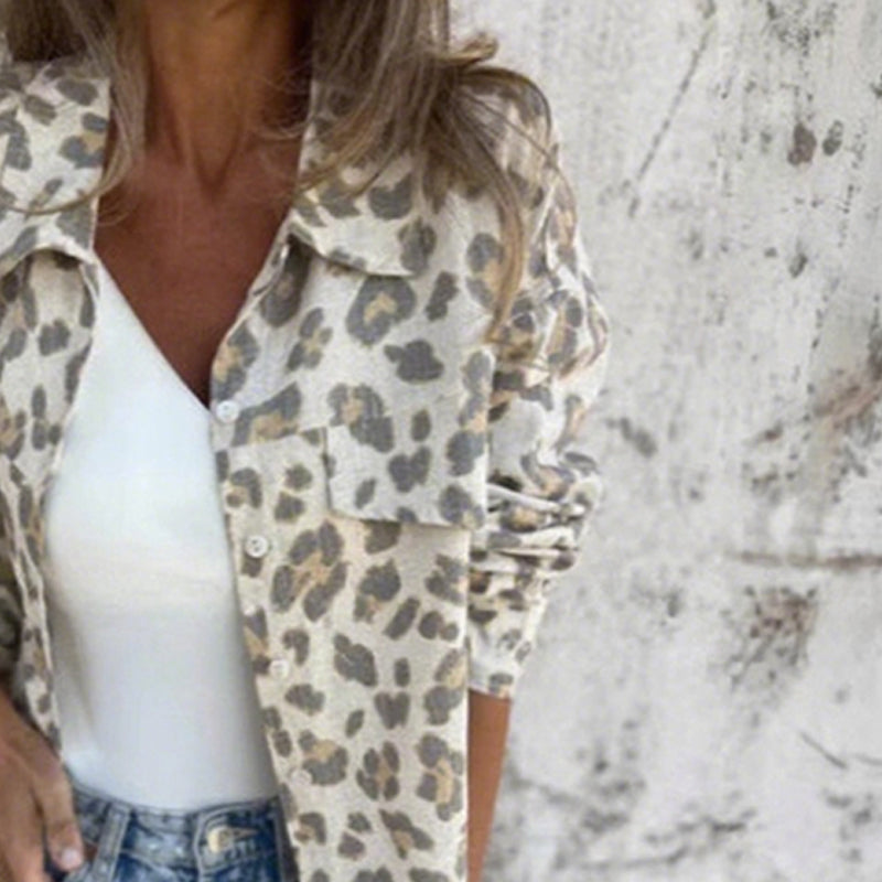 Mjuk och avslappnad damskjorta med leopardmönster
