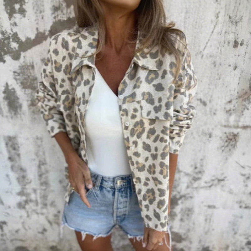 Mjuk och avslappnad damskjorta med leopardmönster