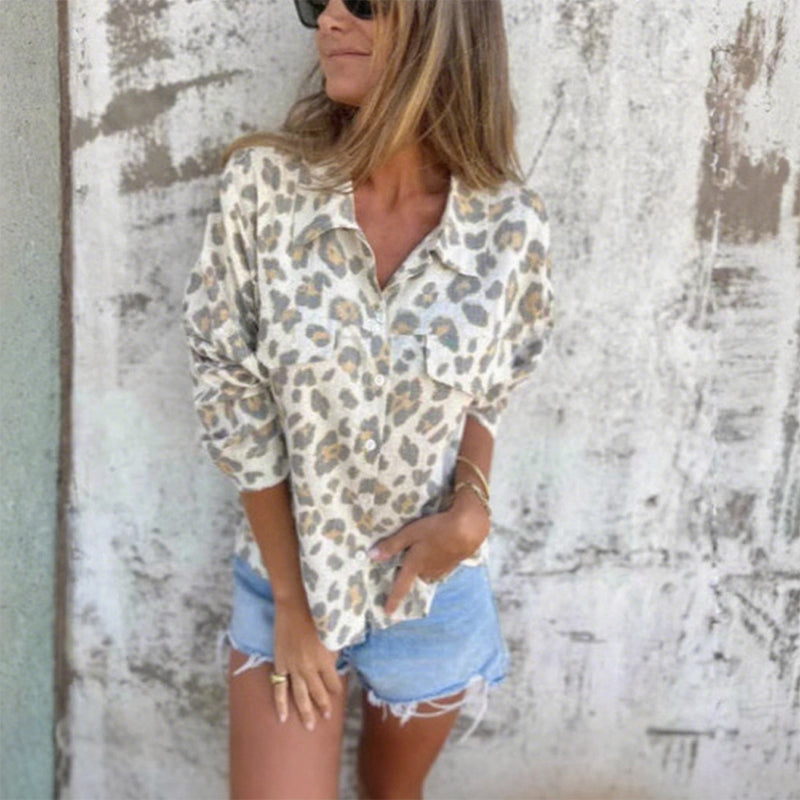 Mjuk och avslappnad damskjorta med leopardmönster
