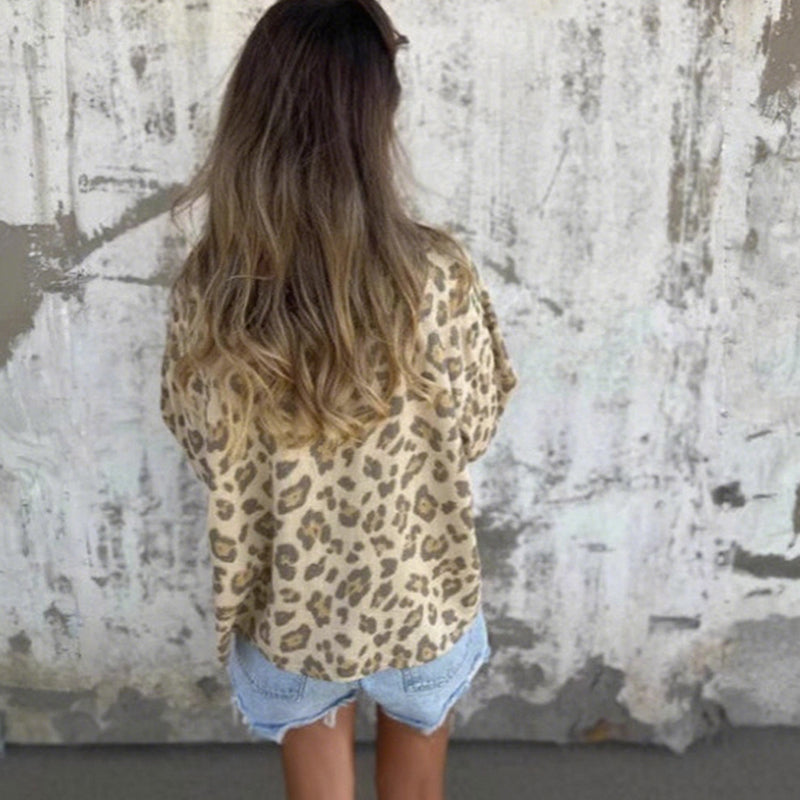 Mjuk och avslappnad damskjorta med leopardmönster