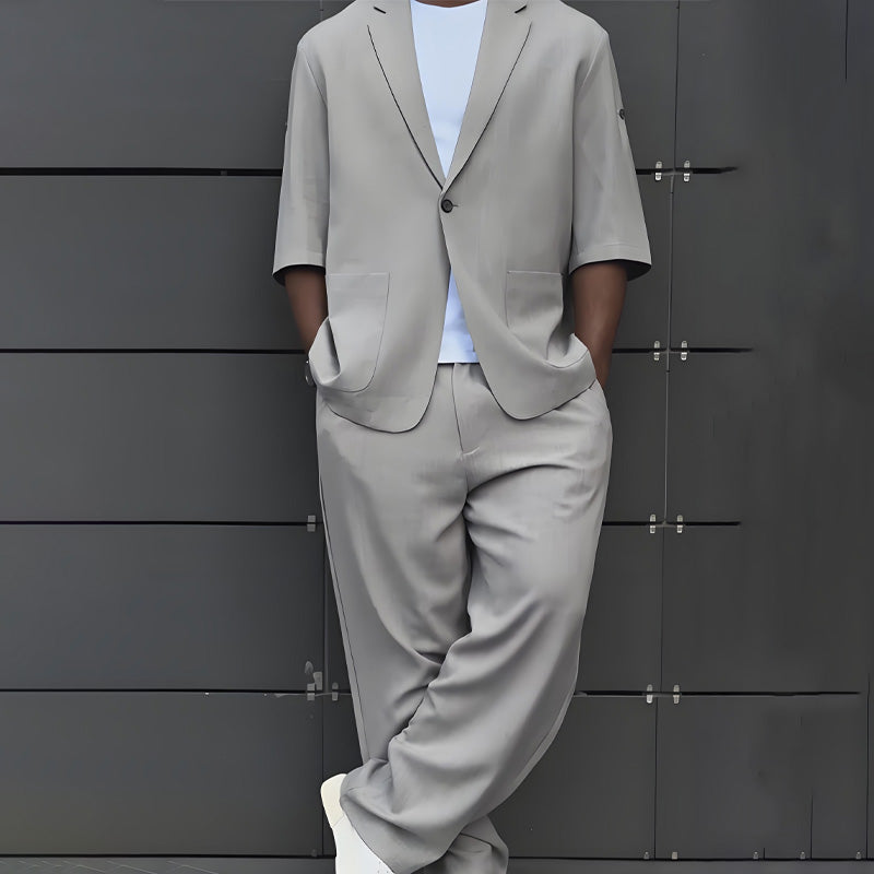 Modernt minimalistiskt set med kortärmad blazer och byxor