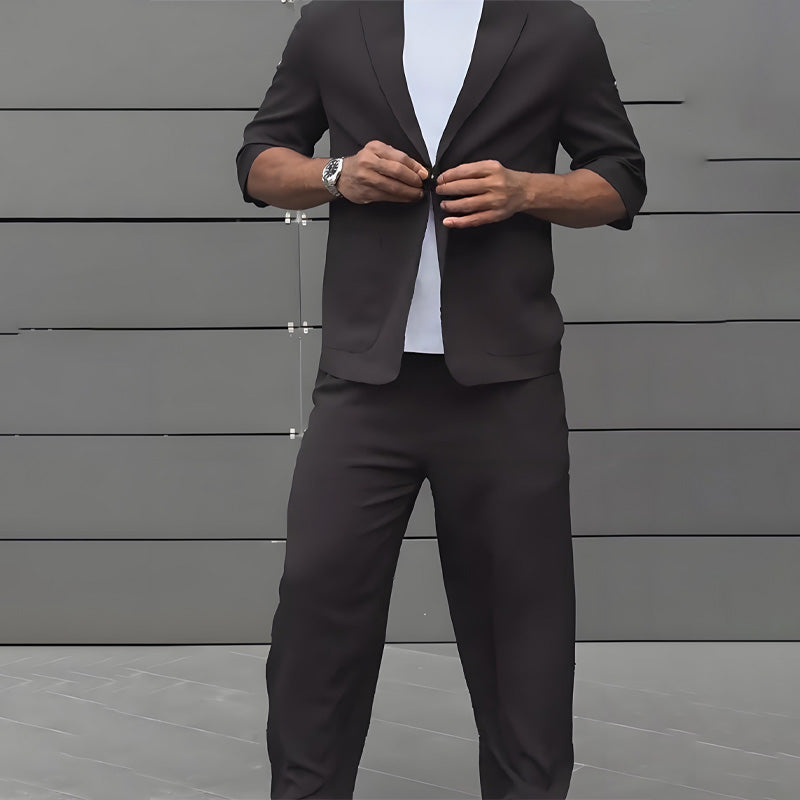 Modernt minimalistiskt set med kortärmad blazer och byxor