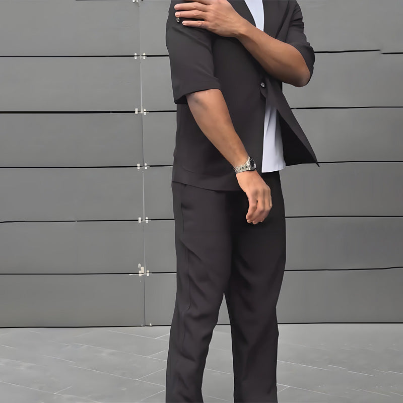 Modernt minimalistiskt set med kortärmad blazer och byxor