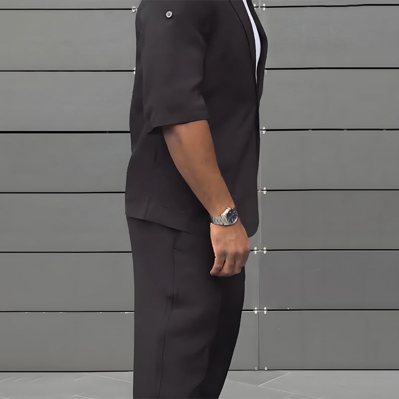 Modernt minimalistiskt set med kortärmad blazer och byxor