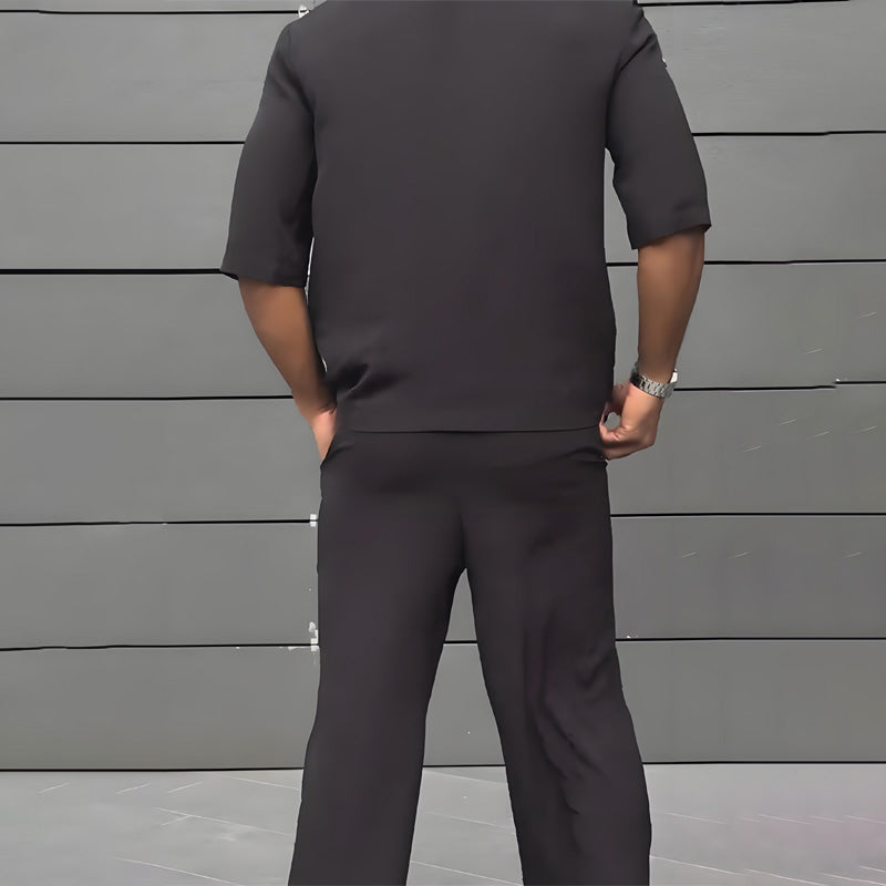 Modernt minimalistiskt set med kortärmad blazer och byxor