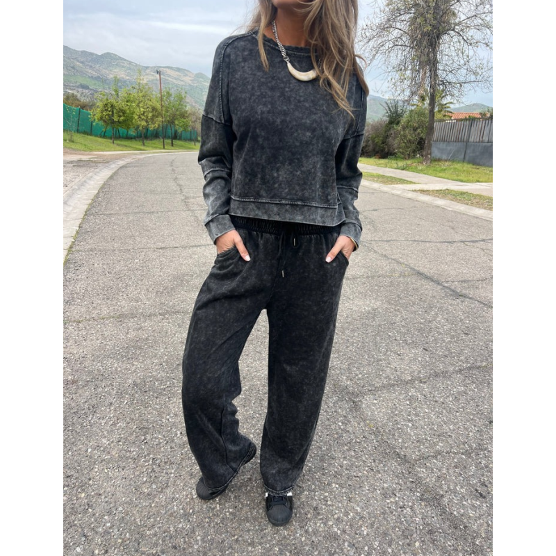 đ„Rea under begrĂ€nsad tidđ„Set med vintage-tröja och byxor, tvĂ€ttad