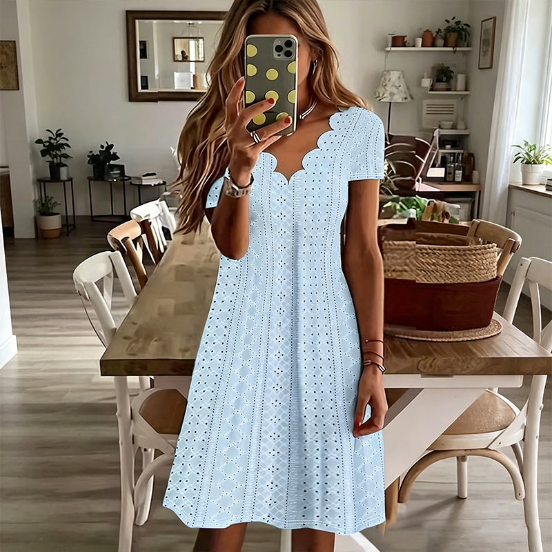 đVĂ„rt bĂ€sta val â KlĂ€nning med V-ringning och hĂ„lbroderi samt vĂ„gig kant â LĂ€tt och romantisk för trĂ€dgĂ„rdsfester eller brunch đż