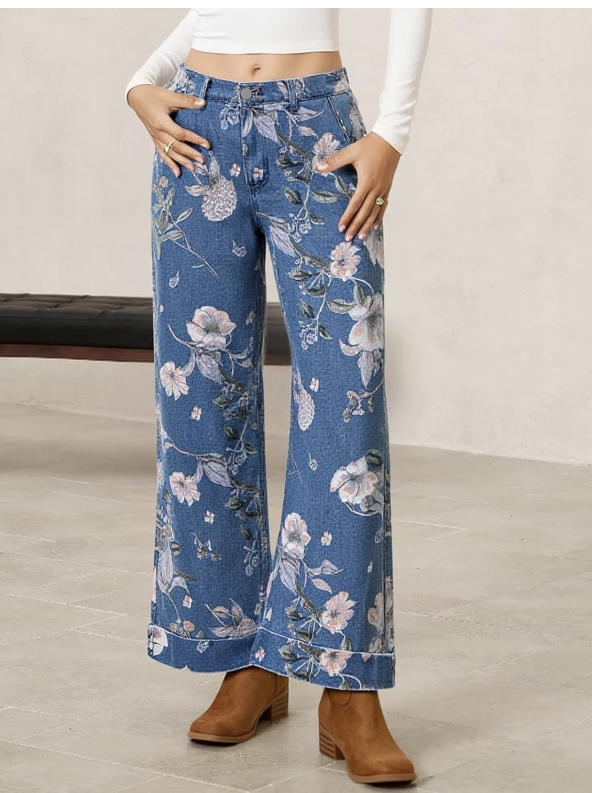 Korta jeans med vid ben och blommönster för dam