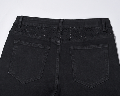 Smalpassade svarta jeans med strassdekorationer