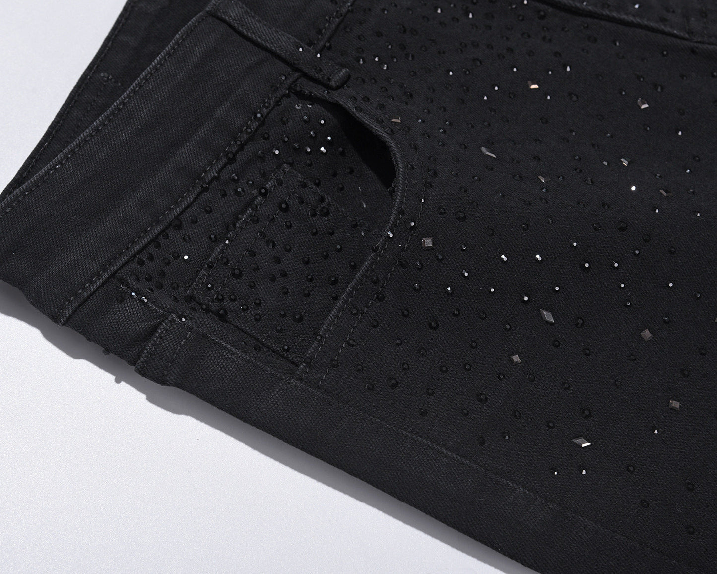 Smalpassade svarta jeans med strassdekorationer