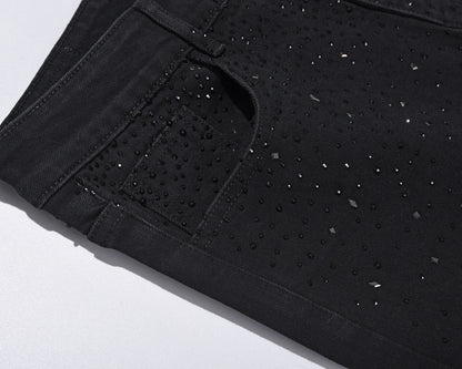Smalpassade svarta jeans med strassdekorationer