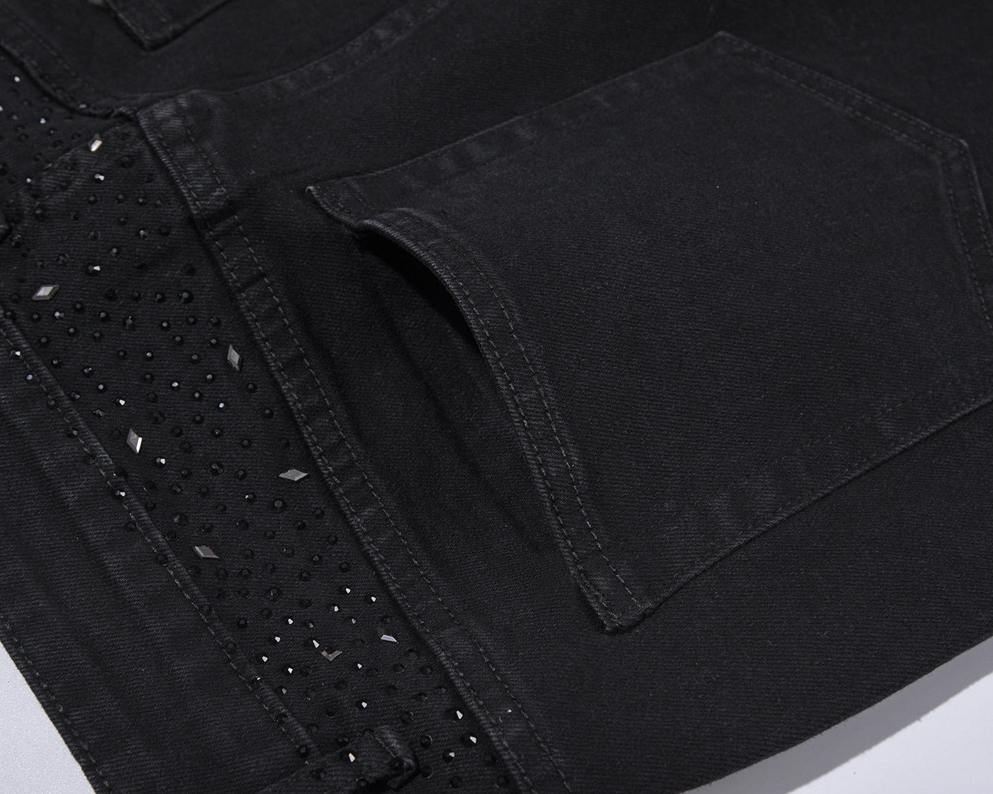 Smalpassade svarta jeans med strassdekorationer