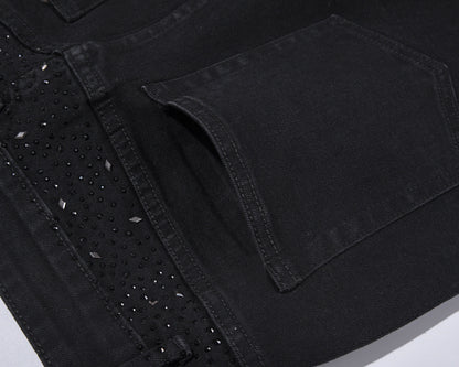 Smalpassade svarta jeans med strassdekorationer