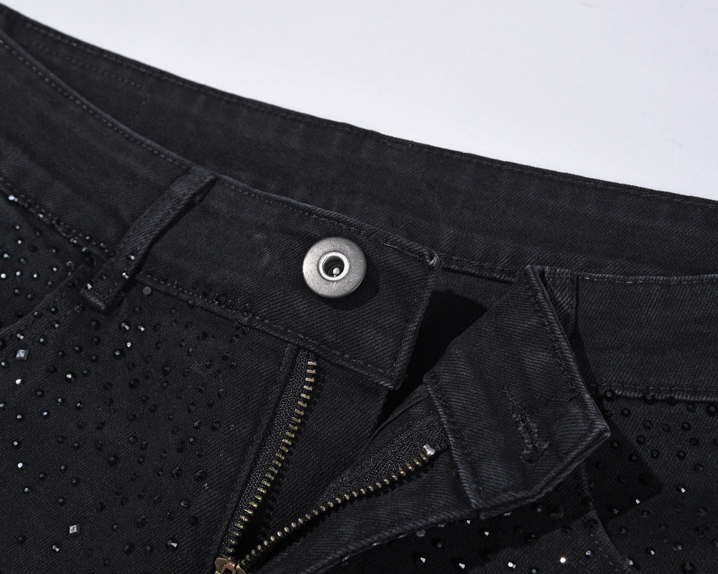 Smalpassade svarta jeans med strassdekorationer