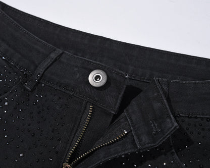 Smalpassade svarta jeans med strassdekorationer