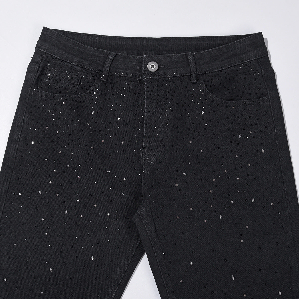 Smalpassade svarta jeans med strassdekorationer