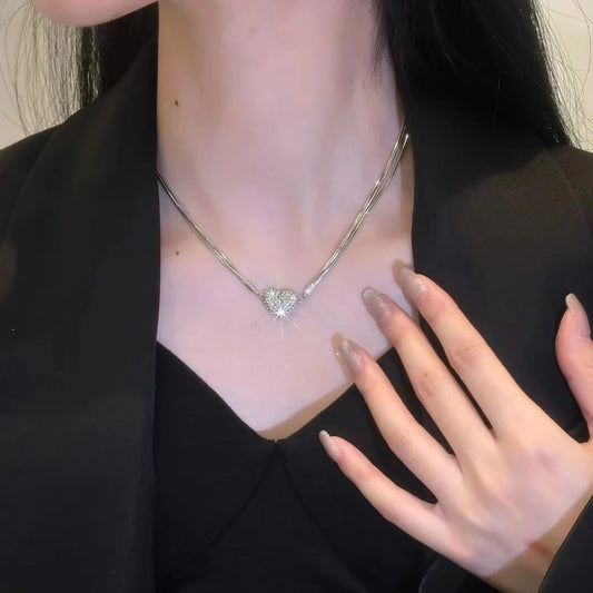 💘 Hjärthalsband med diamanter – minimalistiskt & elegant