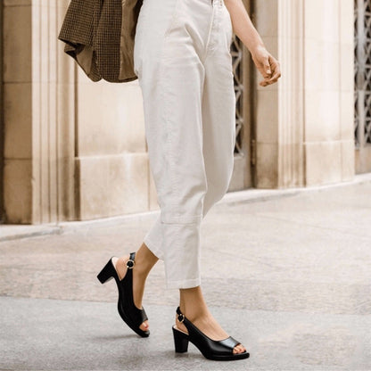 Peep-toe-sandaler med hög klack och spänne