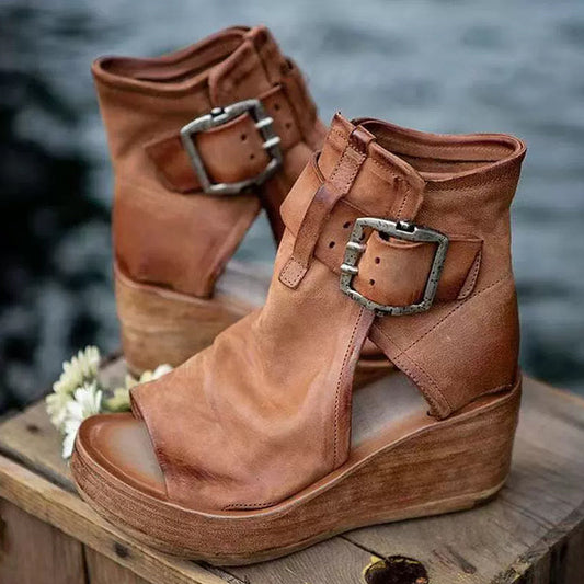 Dam sandaler med kilklack, öppna tår och spänne i retrostil