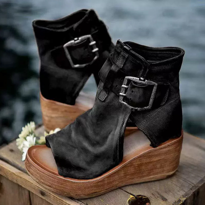 Dam sandaler med kilklack, öppna tår och spänne i retrostil