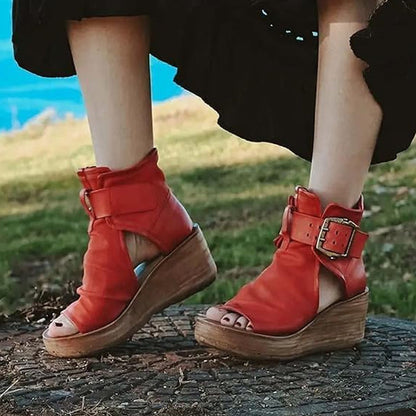 Dam sandaler med kilklack, öppna tår och spänne i retrostil