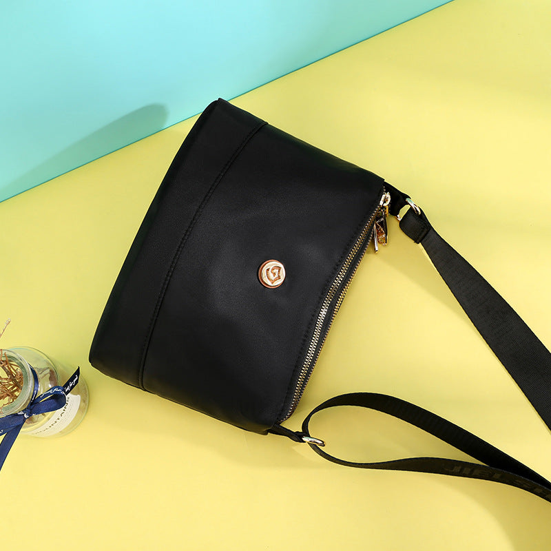 Minimalistisk axel- och crossbodyväska i nylon med stor kapacitet
