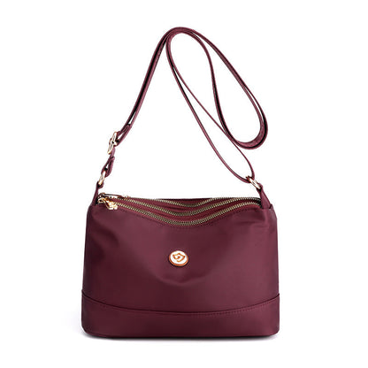 Minimalistisk axel- och crossbodyväska i nylon med stor kapacitet