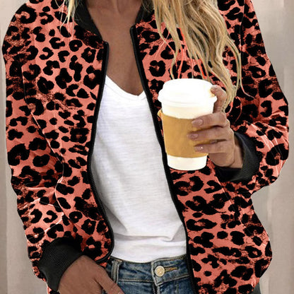Damjacka med leopardmönster och dragkedja