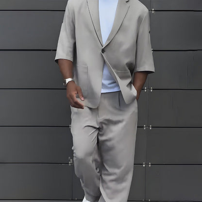 Modernt minimalistiskt set med kortärmad blazer och byxor