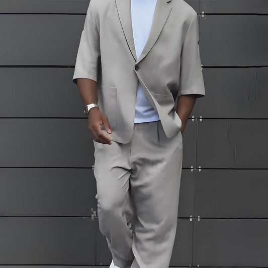Modernt minimalistiskt set med kortärmad blazer och byxor