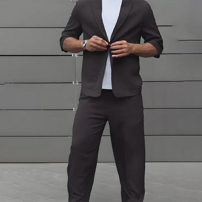 Modernt minimalistiskt set med kortärmad blazer och byxor
