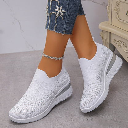 Slip-On Wedge Sneakers i mesh med strass för kvinnor