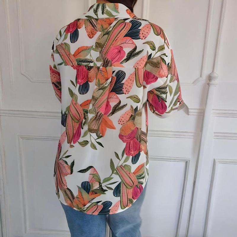 Elegant skjorta med växtmönster och knappar