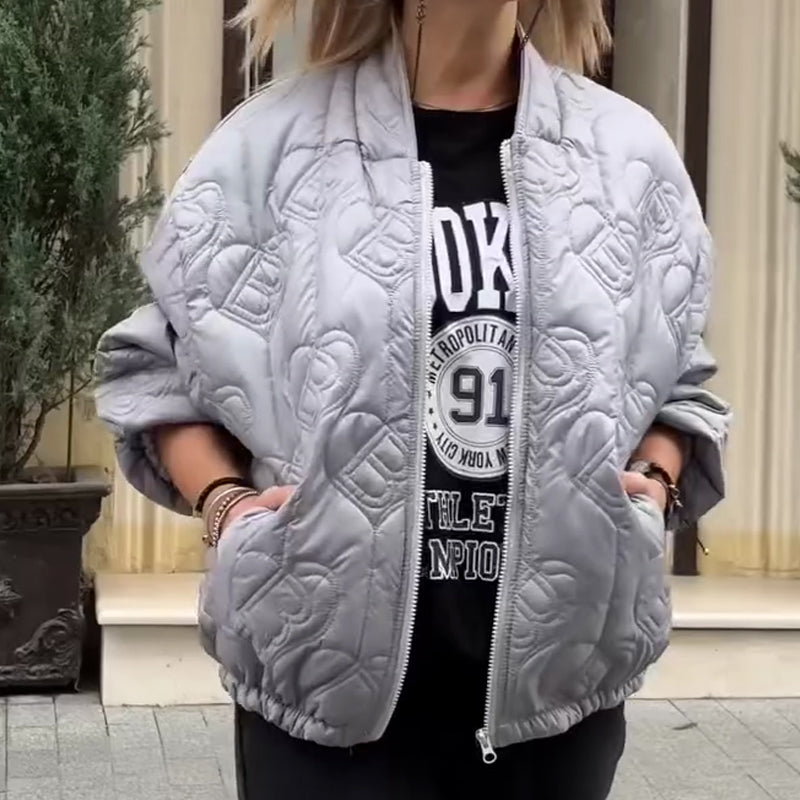 Damjacka i överdimensionerad modell med quiltad design