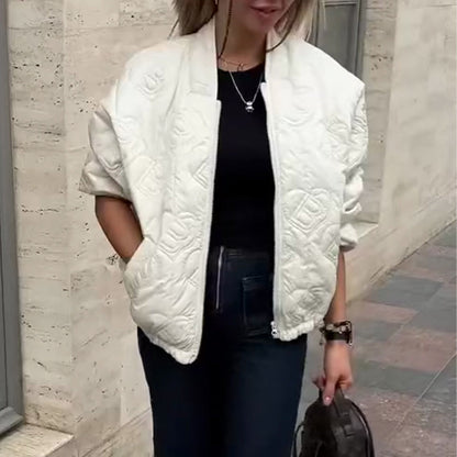 Damjacka i överdimensionerad modell med quiltad design