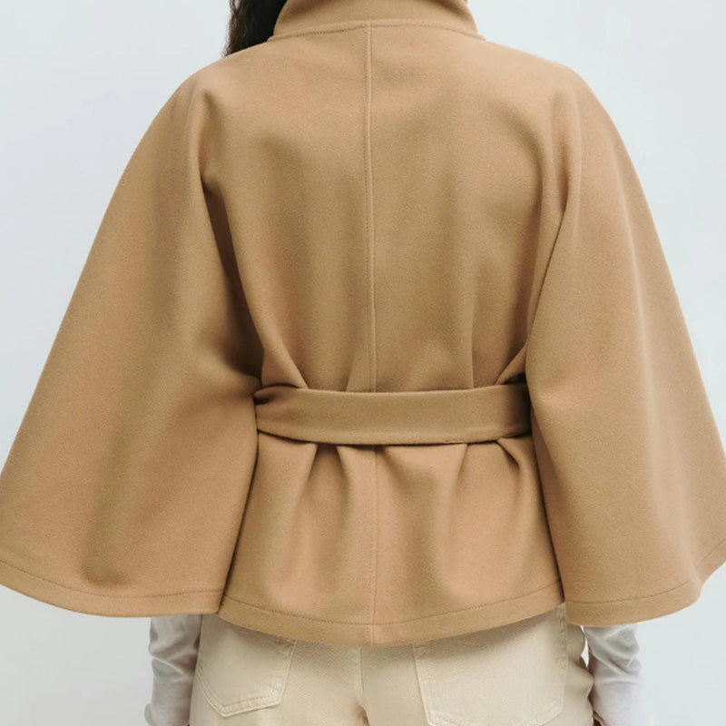 🧥 60% RABATT! 🛡️ Damjacka i Cape-Stil – Ståkrage, Bälte & Elegant Siluett för Vardag och Fest ✨