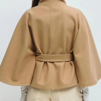 🧥 60% RABATT! 🛡️ Damjacka i Cape-Stil – Ståkrage, Bälte & Elegant Siluett för Vardag och Fest ✨
