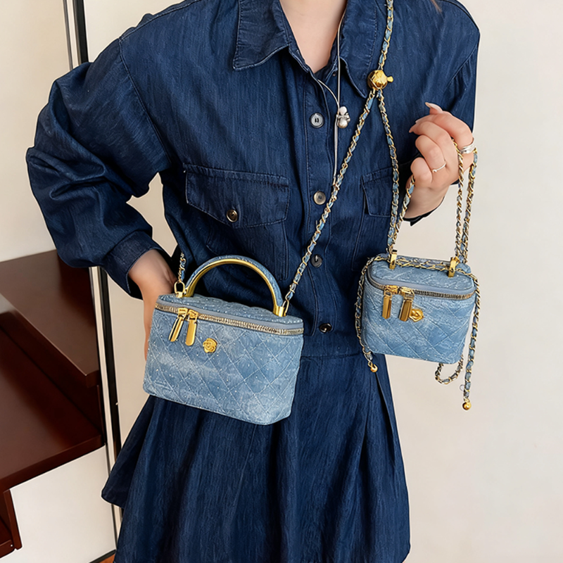 Quiltad crossbody-väska i denim med strass för kvinnor