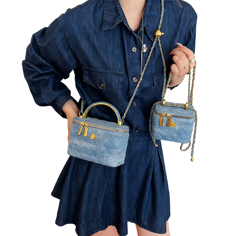 Quiltad crossbody-väska i denim med strass för kvinnor