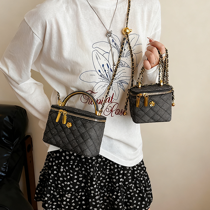 Quiltad crossbody-väska i denim med strass för kvinnor