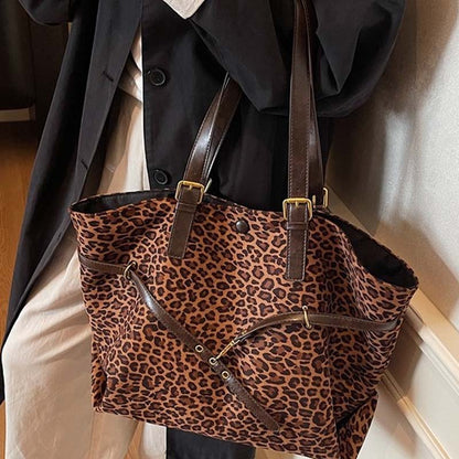 Skuldra-väska i mocka med leopardmönster