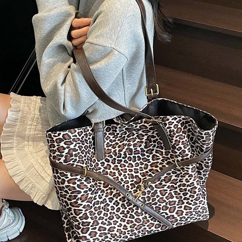 Skuldra-väska i mocka med leopardmönster
