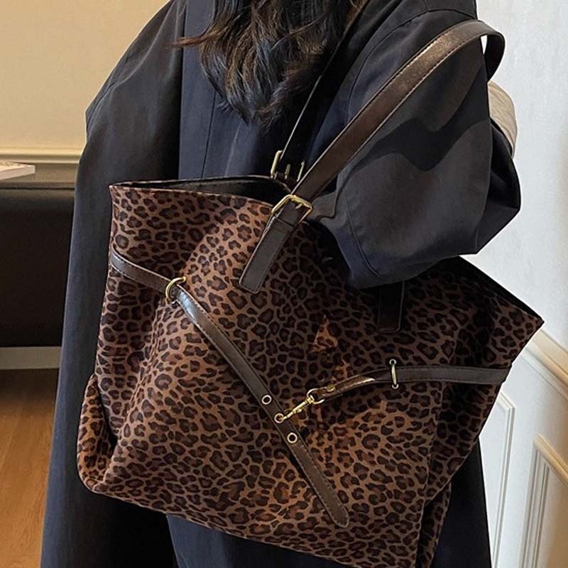 Skuldra-väska i mocka med leopardmönster
