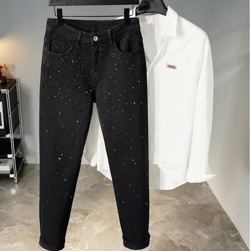 Smalpassade svarta jeans med strassdekorationer
