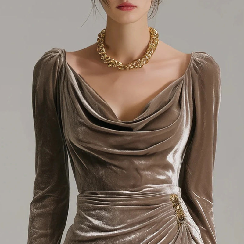 Långärmad klänning med krage, rynkad och slits