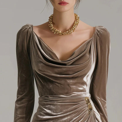 Långärmad klänning med krage, rynkad och slits