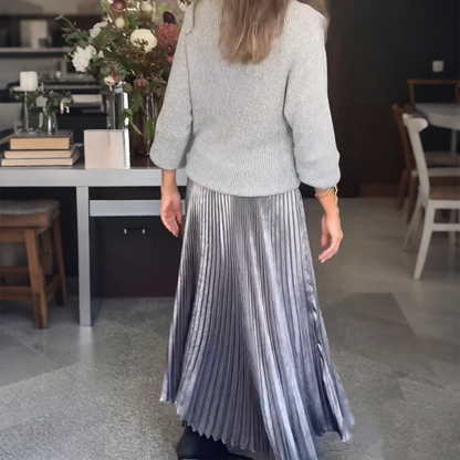 Elegant stickad tröja och metallisk plisserad kjol i set